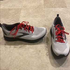 NWOT Brooks Men's Athletic Shoes in Black and Red